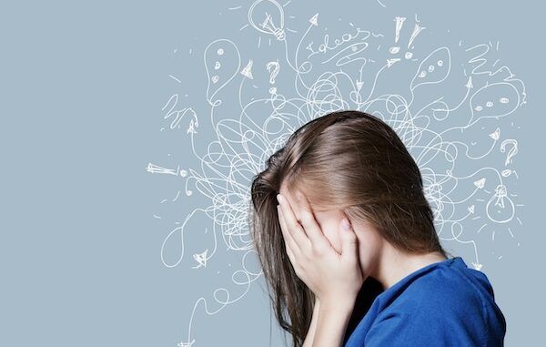 Giovane donna con espressione facciale stressata e preoccupata, non sa cos'è l'adhd