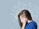 Giovane donna con espressione facciale stressata e preoccupata, non sa cos'è l'adhd