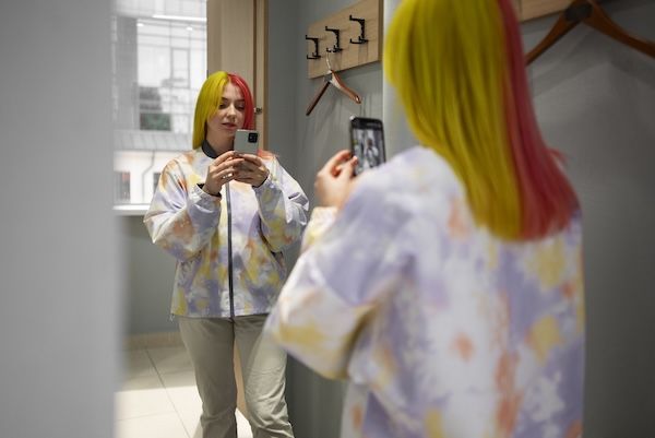Donna inquadrata a mezzo busto che fa shopping in un centro commerciale e non ha autostima soffrendo di bulimia nervosa