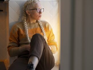 La traduzione di "Persona albina haciendo actividades en el hogar" dall'italiano è "Persona albina che si isola a causa della bulimia nervosa
