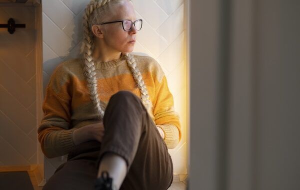 La traduzione di "Persona albina haciendo actividades en el hogar" dall'italiano è "Persona albina che si isola a causa della bulimia nervosa