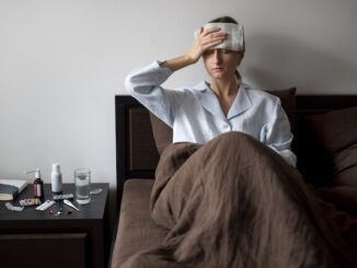Donna malata da malattia somatica fotografata a mezzo busto in casa