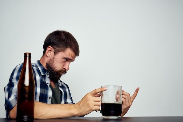 uomo ubriaco con un pitcher di birra per la prevenzione cardiovascolare troppo alcohol fa male