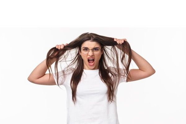 Ritratto in vita di giovane fidanzata infastidita e arrabbiata che perde le staffe tirando i capelli