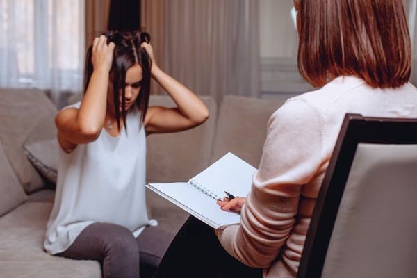 Cliente in difficoltà e in preda al panico con uno psicologo. Problemi psicologici. Tristezza, depressione, paura