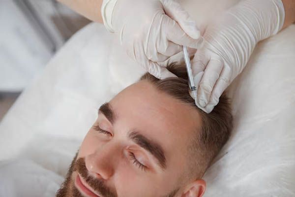 giovane che riceve un trattamento per i capelli - migliori trapianti di capelli in italia