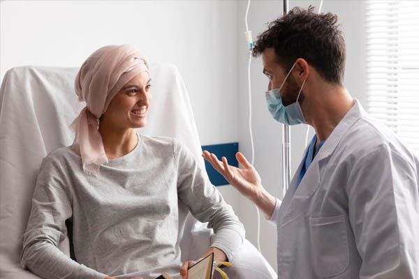 assistente-sanitario-che-si-prende-cura-del-paziente