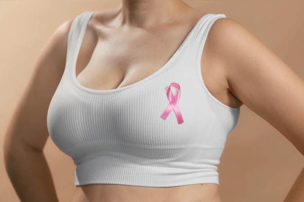 giovane-donna-in-top-bianco-con-nastro-per-il-cancro-al-seno