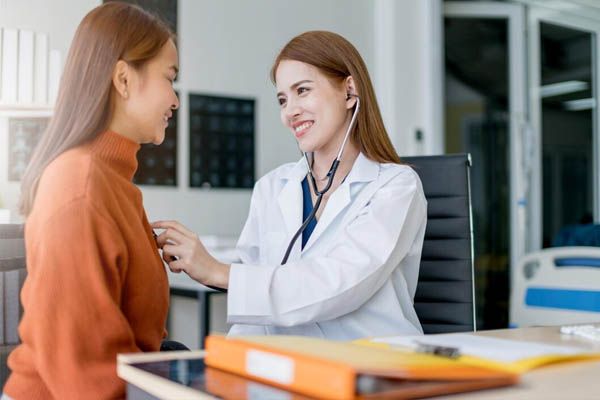 medico-che-cura-il-paziente-in-ufficio