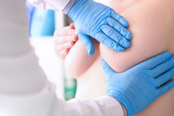 medico-che-esamina-il-seno-di-una-donna