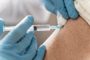 medico che vaccina il suo paziente