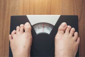 piedi di donna su una bilancia