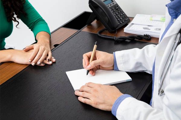 primo-piano-delle-mani-del-medico-che-scrive-una-prescrizione