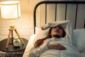 ragazza pigiama sdraiata sveglia letto notte buia