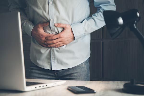 uomo-ha-mal-di-stomaco-in-sala-lavoro