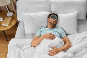 uomo maschera occhi dormire letto casa