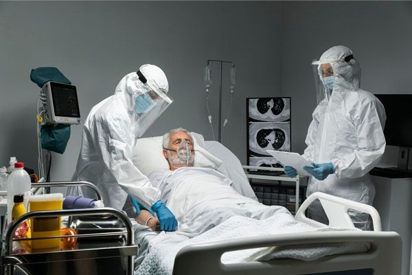 Medici-con-attrezzature-speciali-che-assistono-un-paziente-in-ospedale
