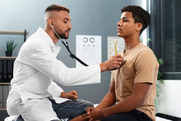 medico-che-esamina-il-paziente