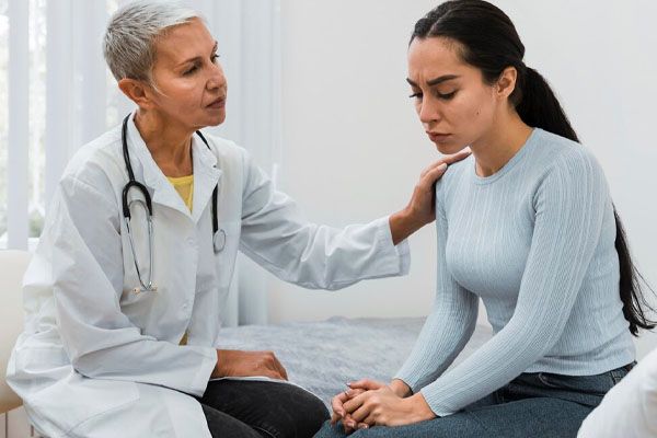 medico-che-parla-con-un-paziente-triste