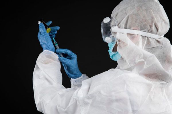 medico-di-spalle-che-prepara-liniezione