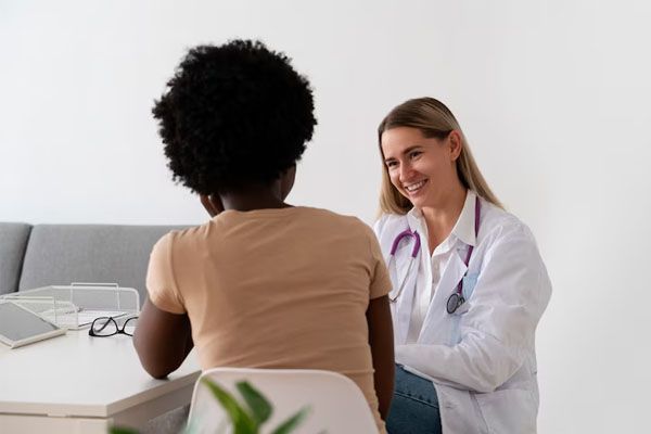 medico-sorridente-che-parla-con-il-paziente