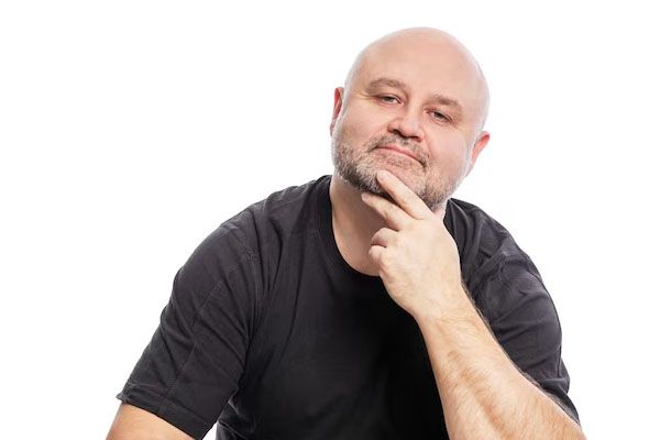 uomo calvo di mezza età pensieroso - migliori trapianti di capelli in italia