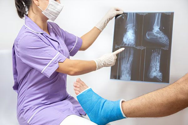 Frattura ossea piede gamba paziente maschio in esame medico donna ospedale