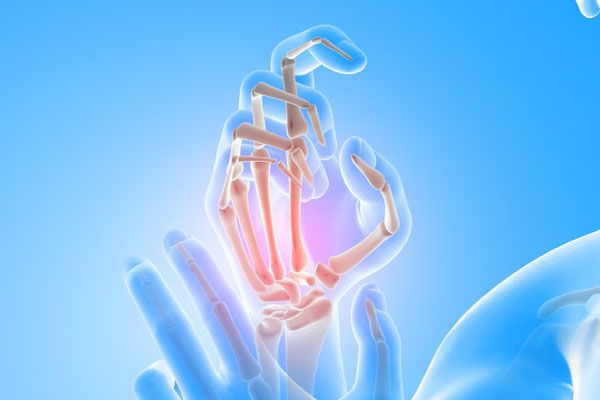 Rendering 3D di una figura medica maschile con primo piano delle ossa della mano