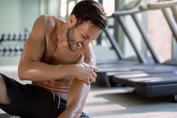 atleta maschio infortunato alla spalla