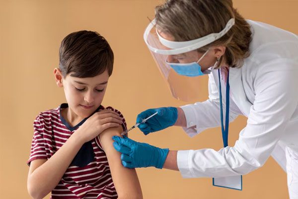 bambino che riceve il vaccino
