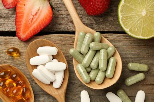 diverse pillole vitaminiche frutta fresca