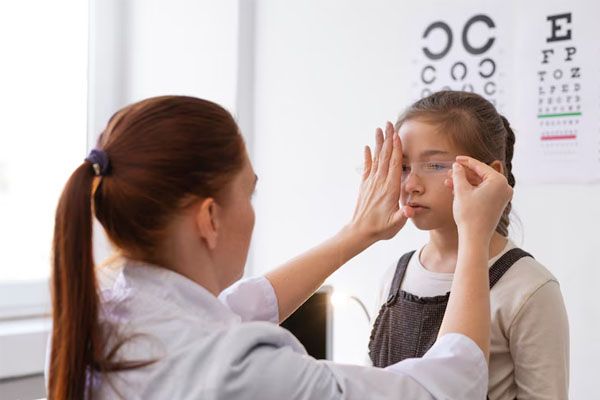 medico che testa la vista del paziente