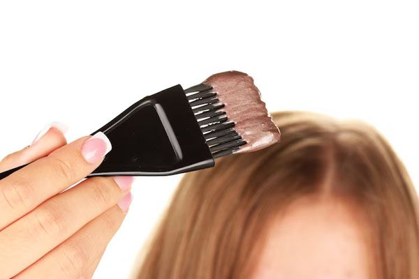 pennello con tintura-per capelli su sfondo bianco - trapianto capelli Italia