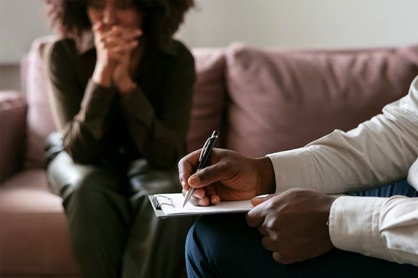 persona che condivide sentimenti emozioni seduta terapeutica