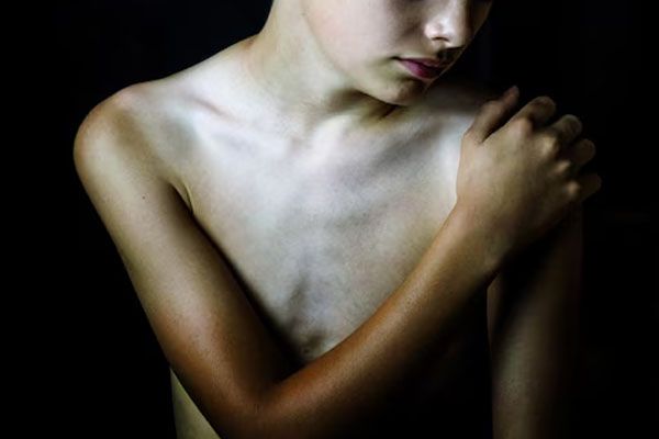 primo piano di un bambino su sfondo nero