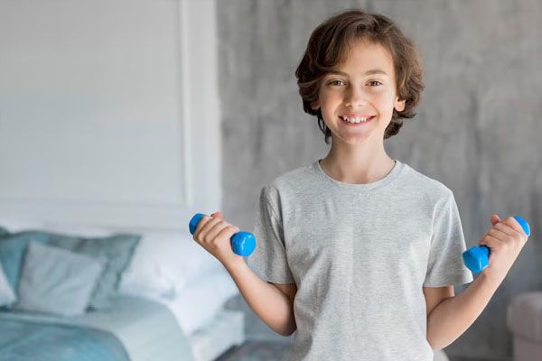 ragazzo che fa sport a casa