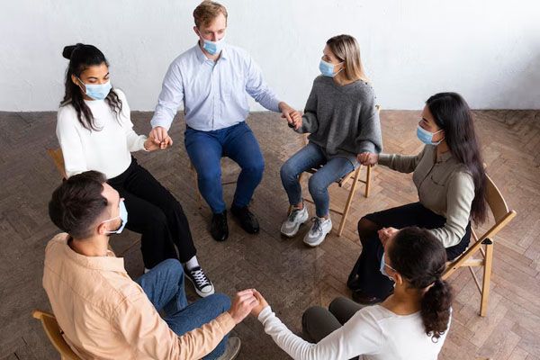 sessione di terapia di gruppo con persone ad alto angolo