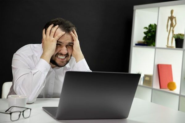 stressato dal forno panico si tiene le mani la testa urla denti serrati