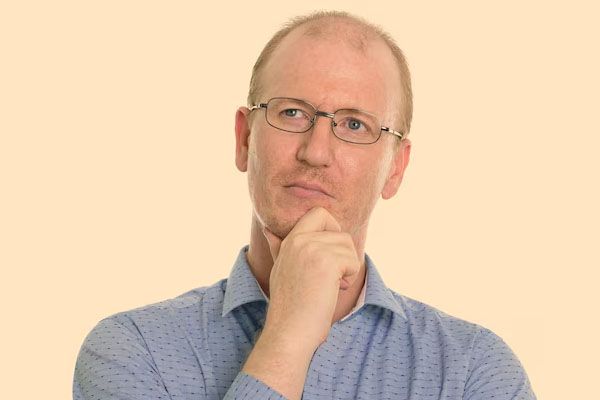 uomini adulti calvi pensierosi - miglior trapianto capelli Italia