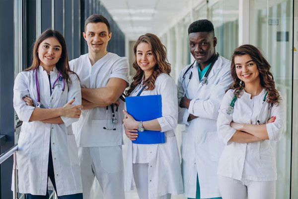 un team di giovani medici in piedi nel corridoio di un ospedale - avanzamenti tecnologici nella salute