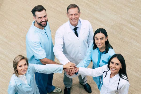 foto a figura intera dall'alto di un team medico felice e di successo - cliniche specializzate nel trapianto capelli