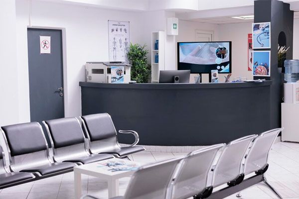 reception dell sala dattesa di una clinica