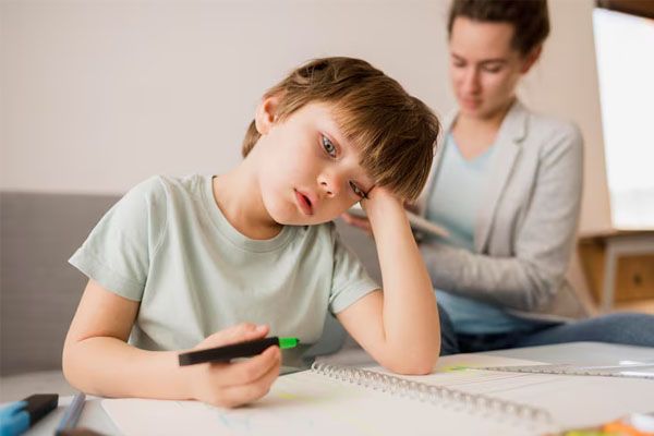 Nino si annoiava a casa mentre riceveva lezioni private - Trattamento ADHD bambini"