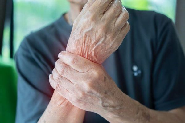 Paziente anziano maschio che soffre di dolore e intorpidimento alla mano