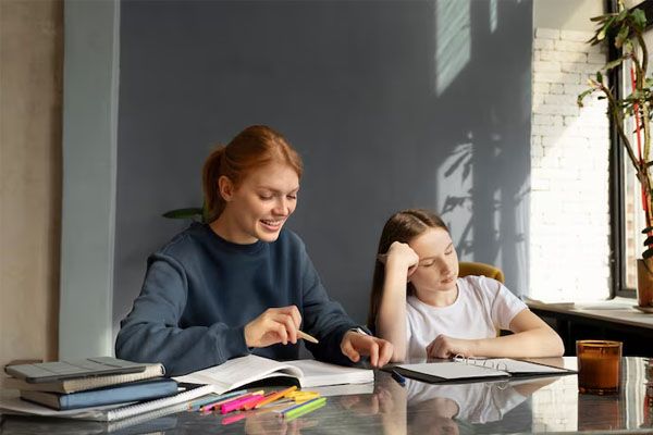 Professore sorridente con una ragazza stanca e distratta - Sintomi ADHD bambini