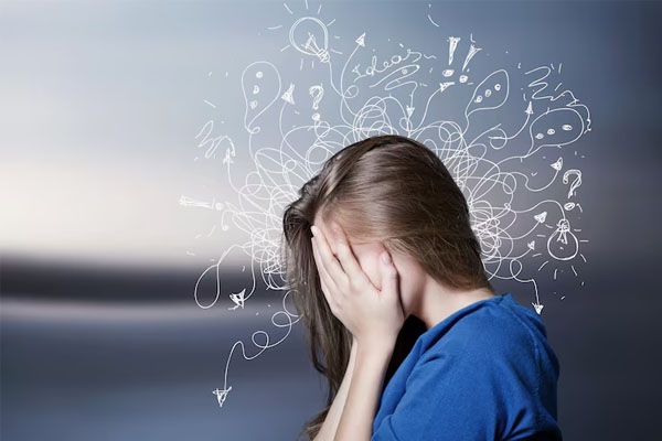espressione stressata di capelli lunghi che copre il viso - ADHD e educazione