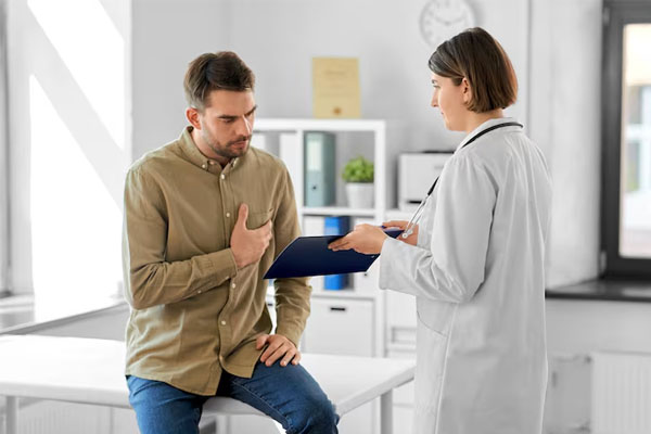 La paziente che allatta osserva la cartella mostrata dal medico