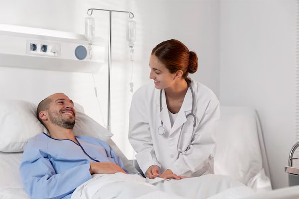 Paziente in fase di recupero sorridente accanto a un medico