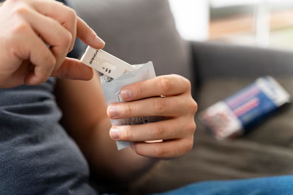 Primo piano delle mani che prendono i farmaci da una busta