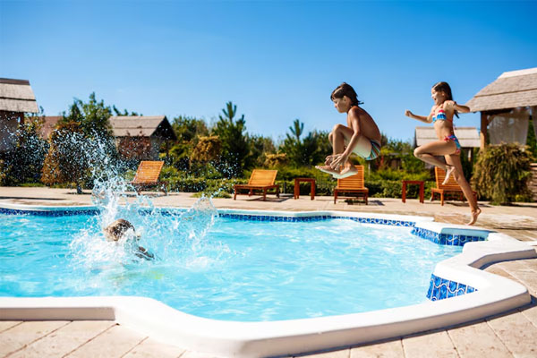 bambini che saltano in una piscina